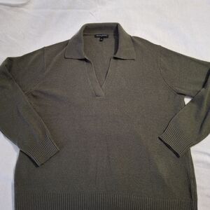 Banana Republic Men's V-Neck Sweater in Khaki